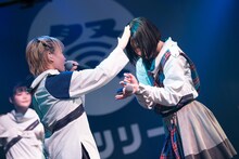 アユニ・D（右）の頭をなでるモモコグミカンパニー（左）。