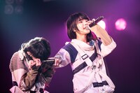 「オーケストラ」のサビを熱唱するアイナ・ジ・エンド（右）。