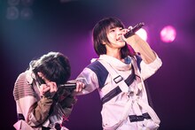 「オーケストラ」のサビを熱唱するアイナ・ジ・エンド（右）。