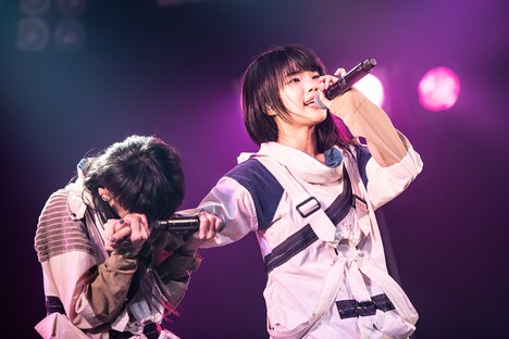 「オーケストラ」のサビを熱唱するアイナ・ジ・エンド（右）。