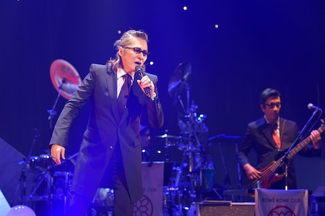 カールスモーキー石井（Vo）（撮影：荒川潤）