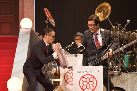 テキーラまさはる（左 / Dance, Cho）のパネルに角印を押すBON（右 / B）。（撮影：荒川潤）