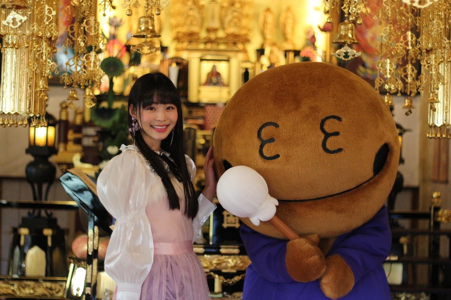 左から寺嶋由芙、本光寺の公式キャラクター・木魚のぽっくん。