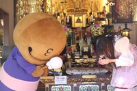 左から本光寺の公式キャラクター・木魚のぽっくん、寺嶋由芙。