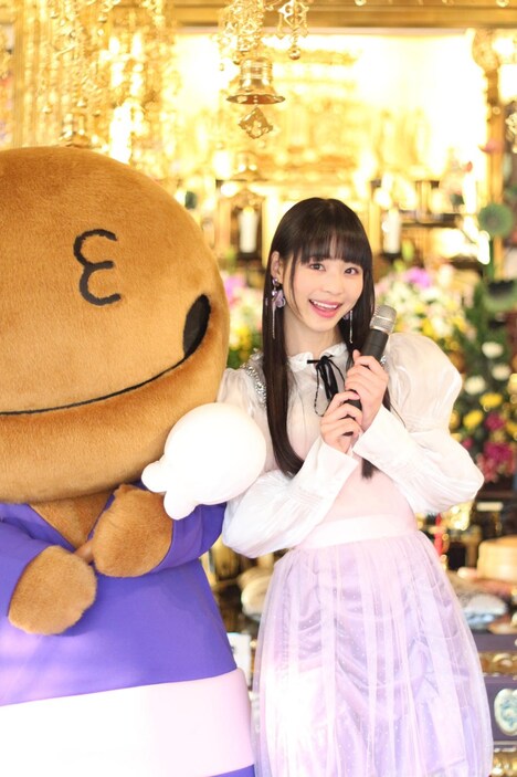 左から本光寺の公式キャラクター・木魚のぽっくん、寺嶋由芙。