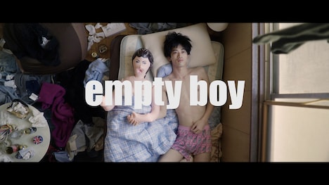 夜の本気ダンス「empty boy」MVのワンシーン。