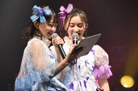 宣伝部員のツイートを読む辻野かなみと杏ジュリア。