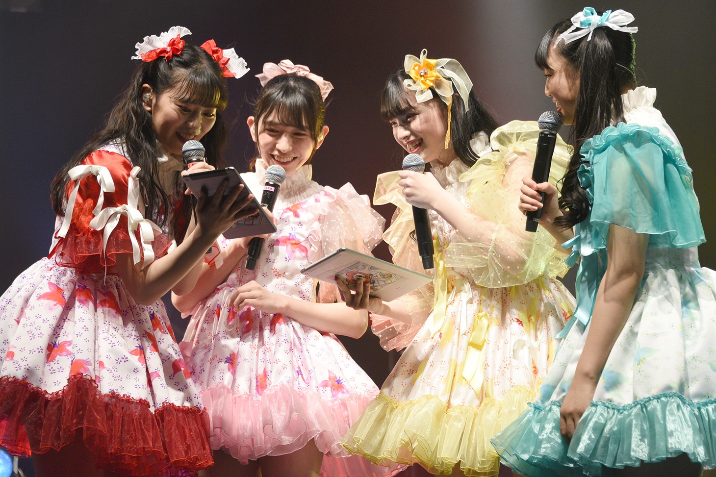 宣伝部員のツイートを読む坂井仁香、小泉遥香、菅田愛貴、吉川ひより。