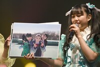 加入して間もない頃の杏ジュリアの写真を見せる吉川ひより。