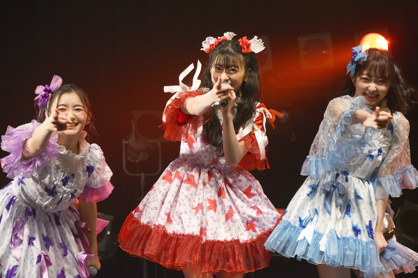 左から杏ジュリア、坂井仁香、辻野かなみ。