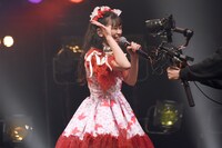 カメラに向かって"TOUCH"する坂井仁香。