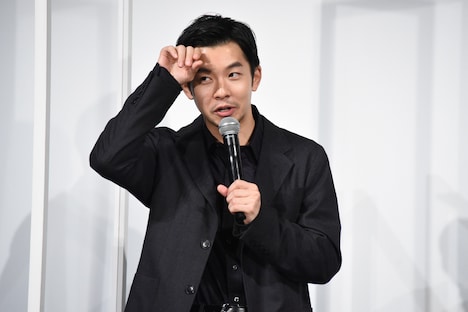 藤本美貴の登場に汗が止まらない仲野太賀。