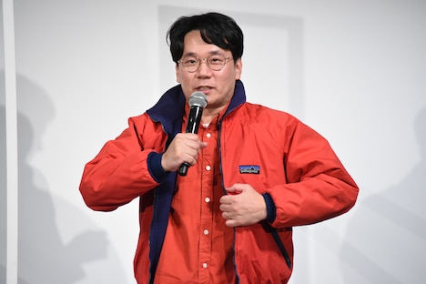 劇中で松坂桃李が着用した衣装を自慢する劔樹人。