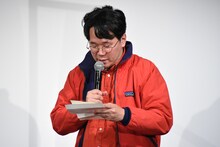 松坂桃李への手紙を読み上げる劔樹人。