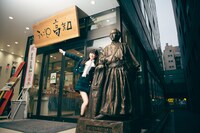 東京・銀座にある高知県のアンテナショップ「まるごと高知」を訪れた川村文乃。