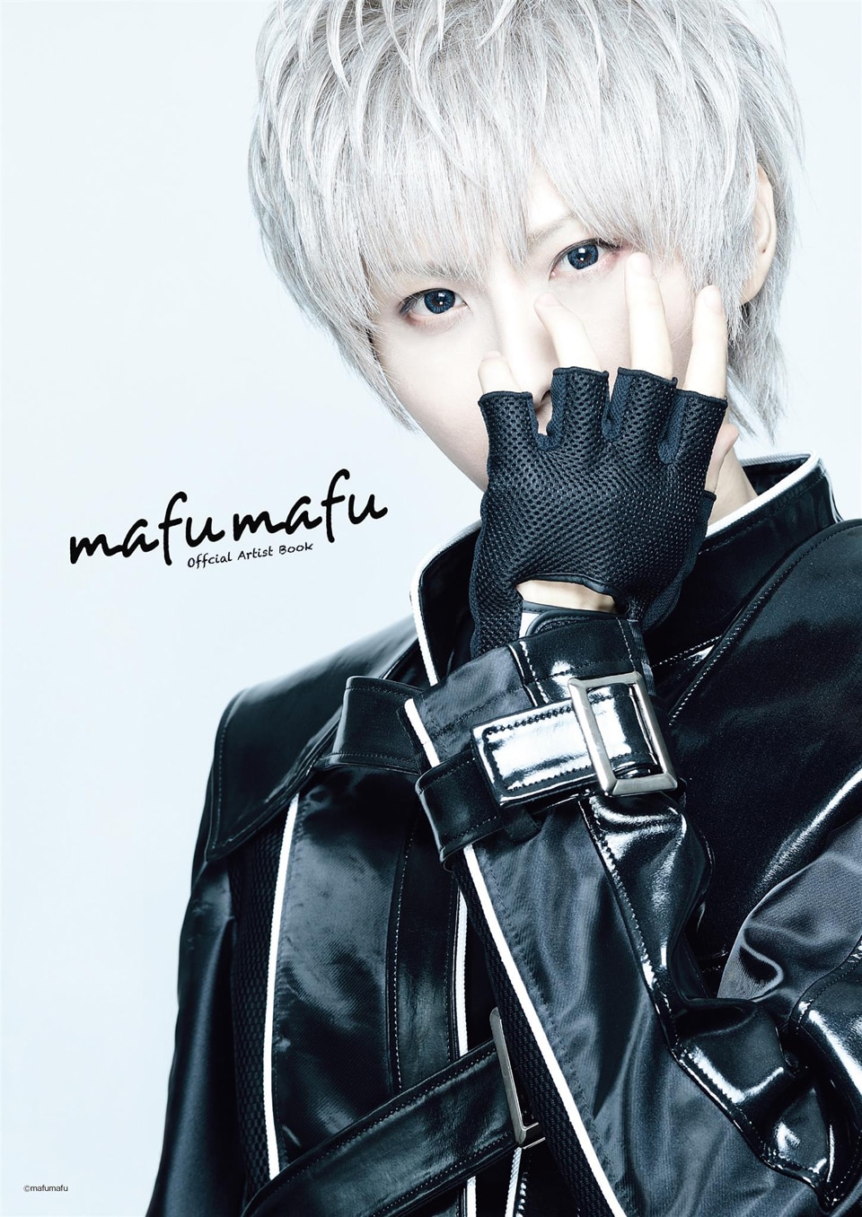 小松陽祐撮影によるまふまふのアーティストブック「まふまふ」表紙。