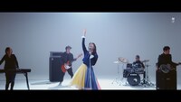 柏木由紀「CAN YOU WALK WITH ME??」ミュージックビデオより。