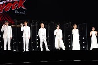 左から松崎祐介、越岡裕貴、上田竜也、堂本光一、前田美波里、梅田彩佳。