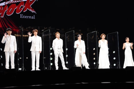 左から松崎祐介、越岡裕貴、上田竜也、堂本光一、前田美波里、梅田彩佳。