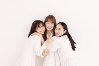 左から上白石萌音、川栄李奈、深津絵里。