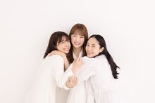 左から上白石萌音、川栄李奈、深津絵里。