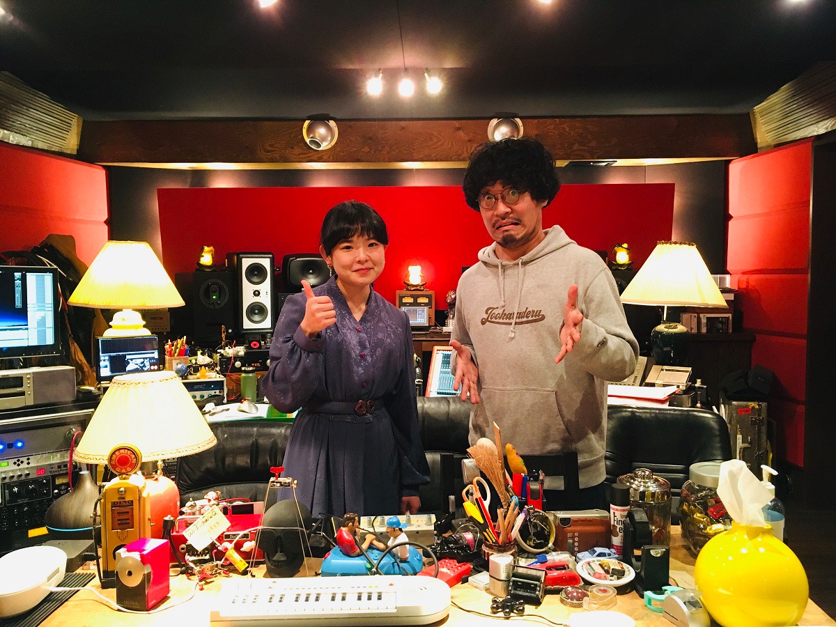 左からたかはしほのか（リーガルリリー）、吉田崇展（ズーカラデル）。