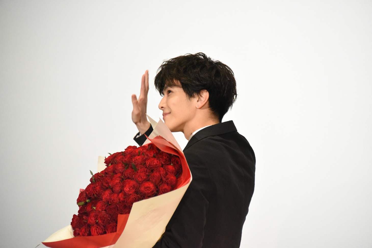 バラの花束を抱えて去っていく岩田剛典。