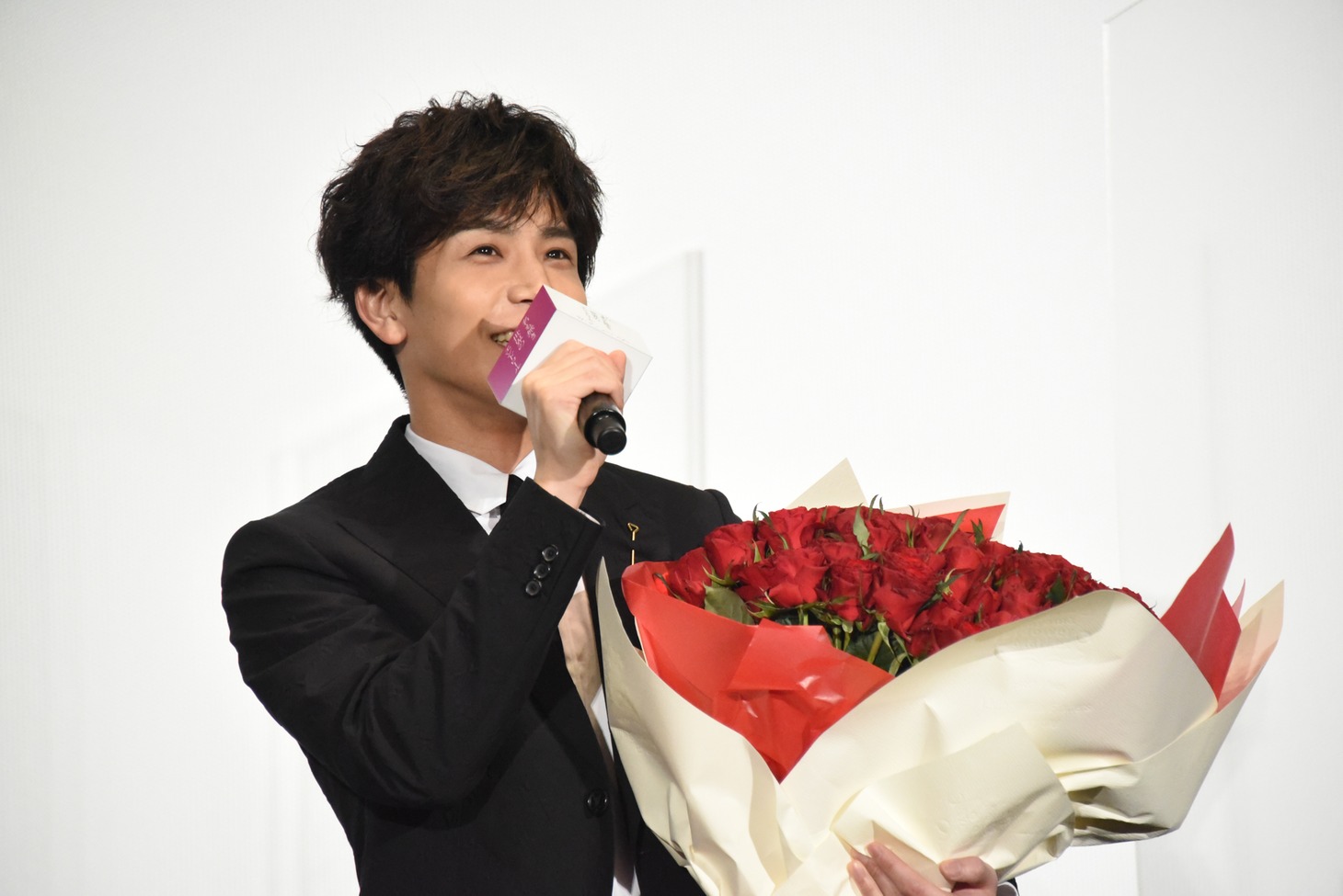 バラの花束を持った岩田剛典。