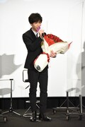 バラの花束を持った岩田剛典。