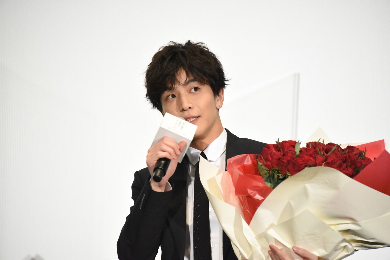 バラの花束を持った岩田剛典。