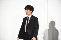 バラの花束に驚く岩田剛典。