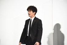 バラの花束に驚く岩田剛典。