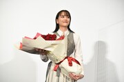 バラの花束を持った松井愛莉。