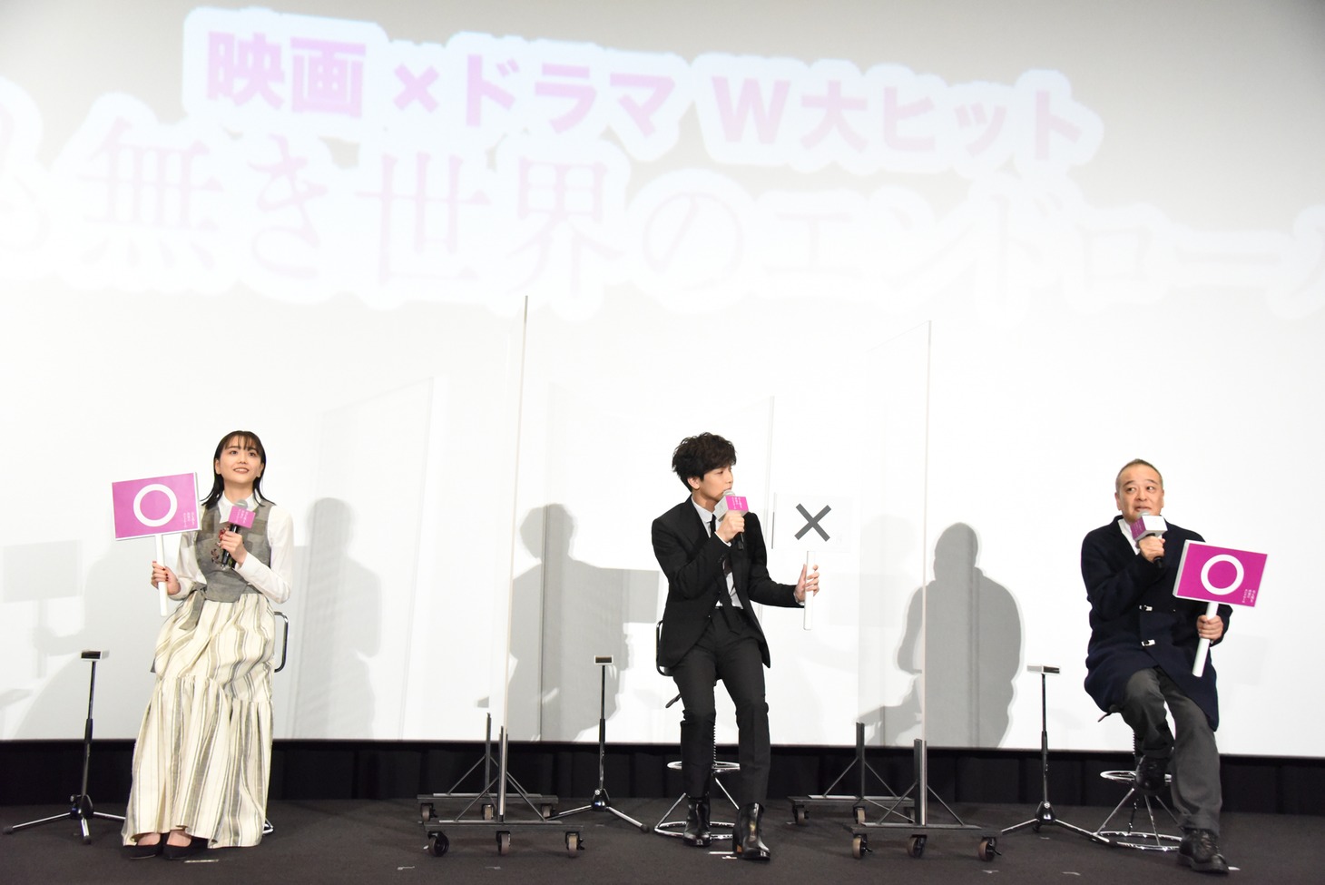 「バラをあげたことがある？」の質問に答える登壇者たち。