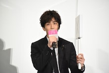 ×とも○とも言えない札の出し方をする岩田剛典。