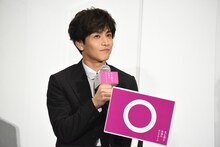 ○の札を出す岩田剛典。