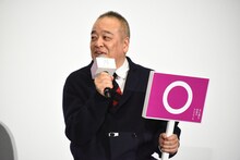 ×の札を出す佐藤祐市監督。