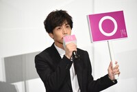 ○の札を出す岩田剛典。