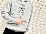 刺繍ロゴ入りプルオーバーパーカー