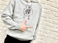 刺繍ロゴ入りプルオーバーパーカー