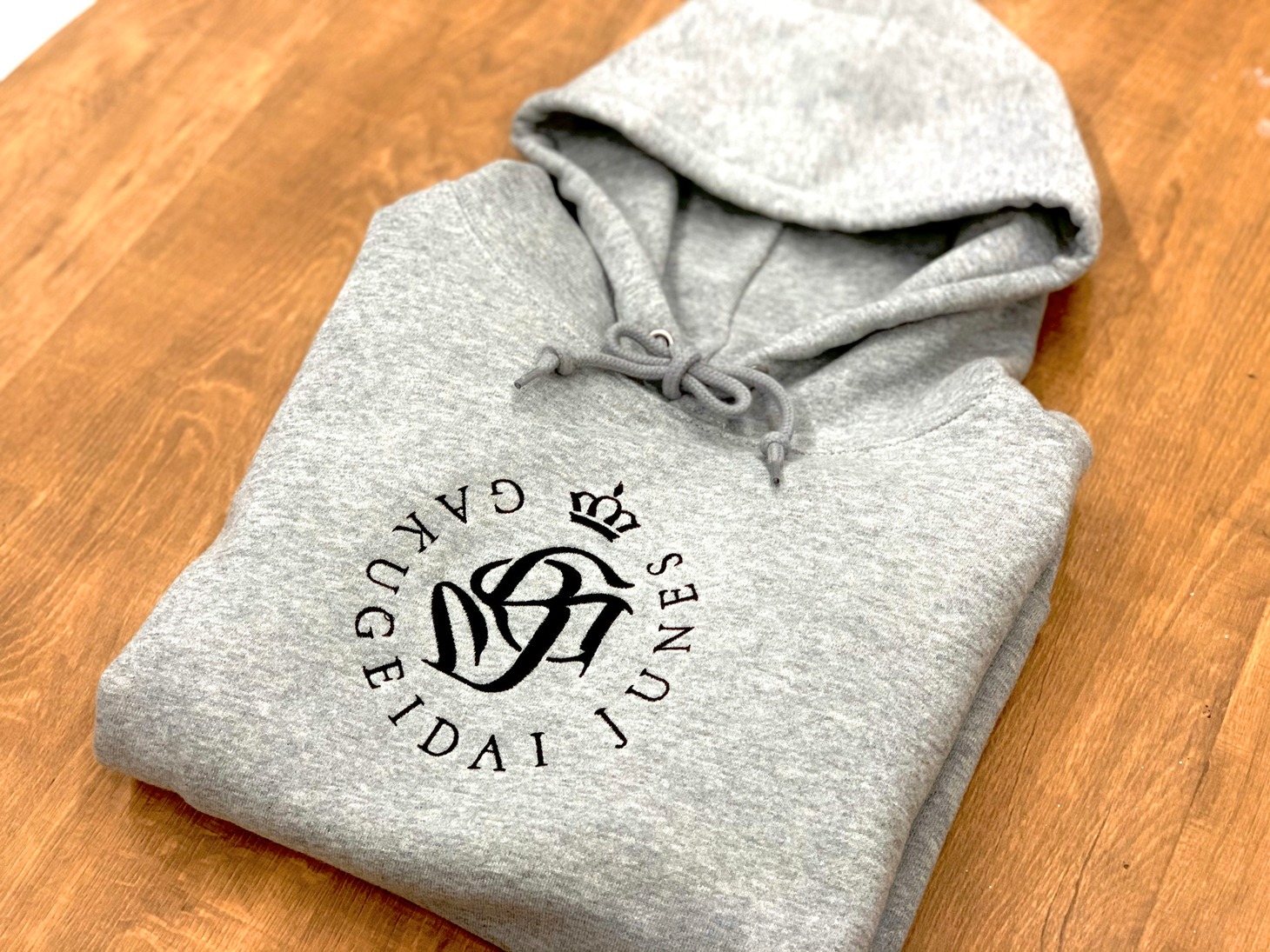 刺繍ロゴ入りプルオーバーパーカー