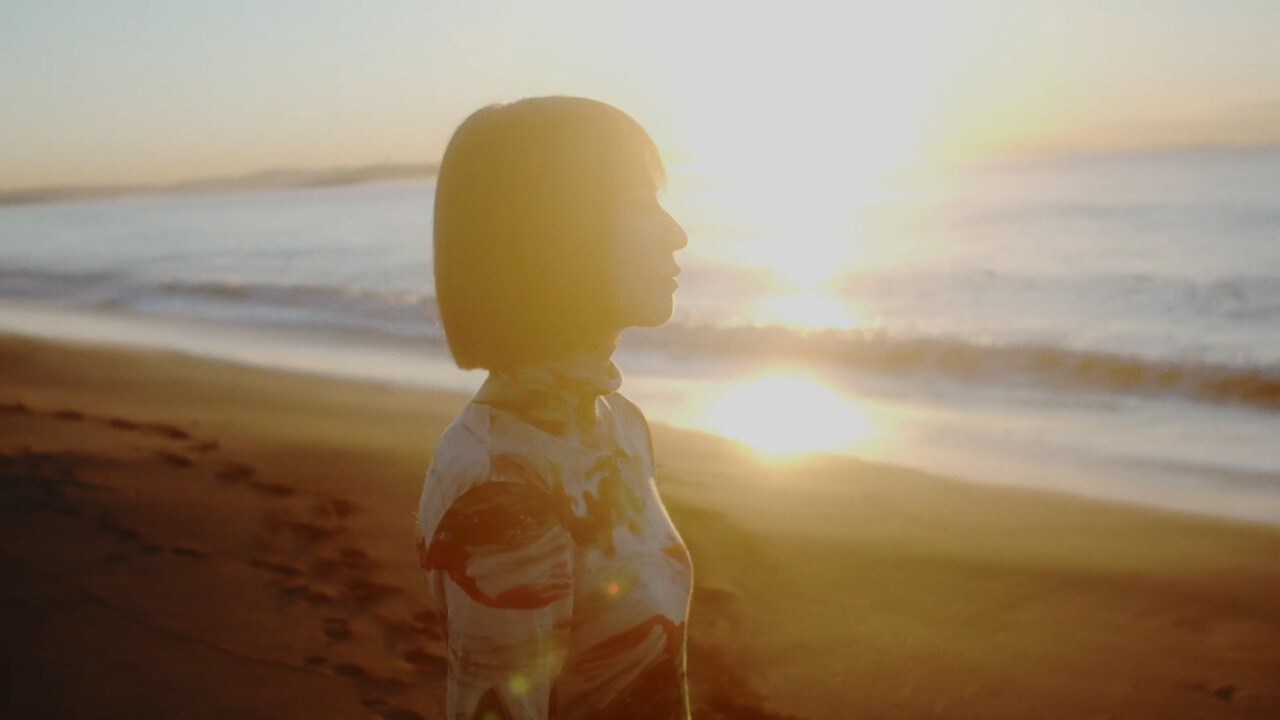 SCANDALのHARUNA、朝日差し込む海辺で歌う