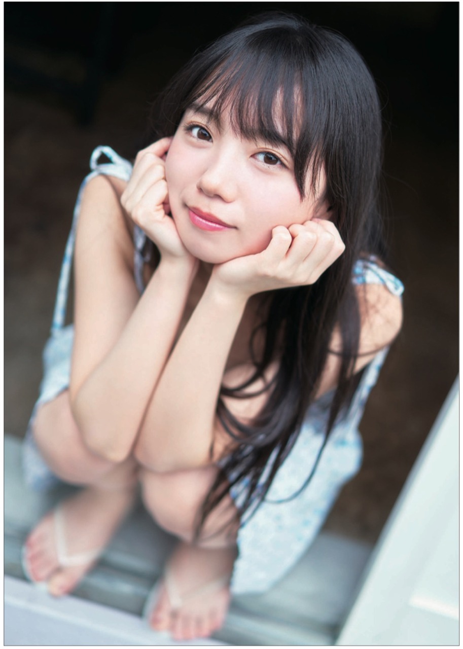 東京・HMV&BOOKS SHIBUYAで展開される齊藤京子（日向坂46）のパネル展「座る恋人」の写真。（撮影：岡本武志）