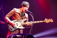 THE BAWDIESのROY（Vo, B）。（撮影：白石達也）