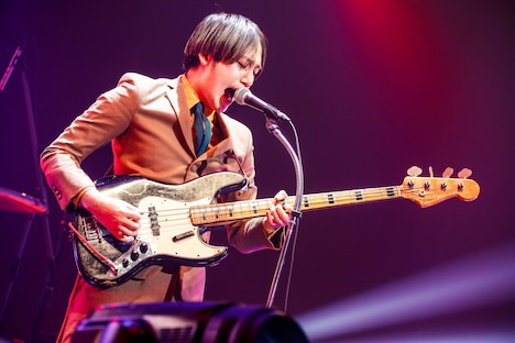 THE BAWDIESのROY（Vo, B）。（撮影：白石達也）
