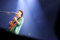 Saucy Dogの石原慎也（Vo, G）。（撮影：白石達也）