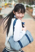 長尾しおりの1st写真集「少女以上、大人未満。」より。