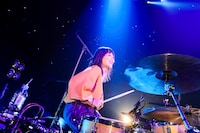 Saucy Dogのせとゆいか（Dr, Cho）。（撮影：白石達也）