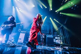 Co shu Nieが1年ぶりワンマンで歓喜の熱演、見守ったYOASOBI・Ayaseとアフタートークも