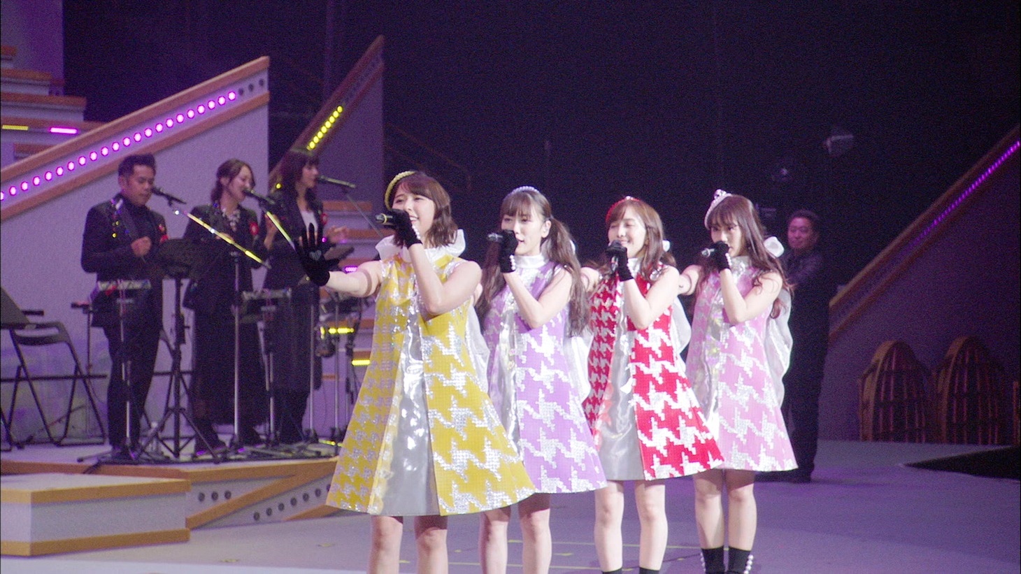 ももいろクローバーZ「DNA狂詩曲」ライブ映像より。